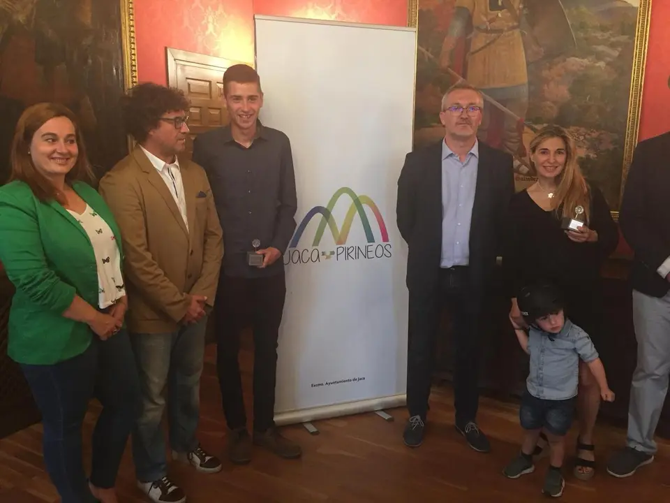 Dani Osanz y la mujer de Luis Alberto Hernando con el reconocimiento dado por el Ayuntamiento de Jaca a ambos deportistas. Foto: Sportaragon