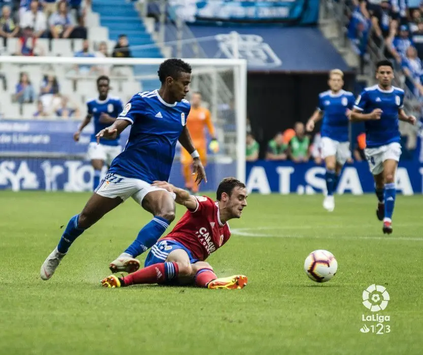 Lasure corta un bal&oacute;n desde el suelo frente al Oviedo | Foto: LFP