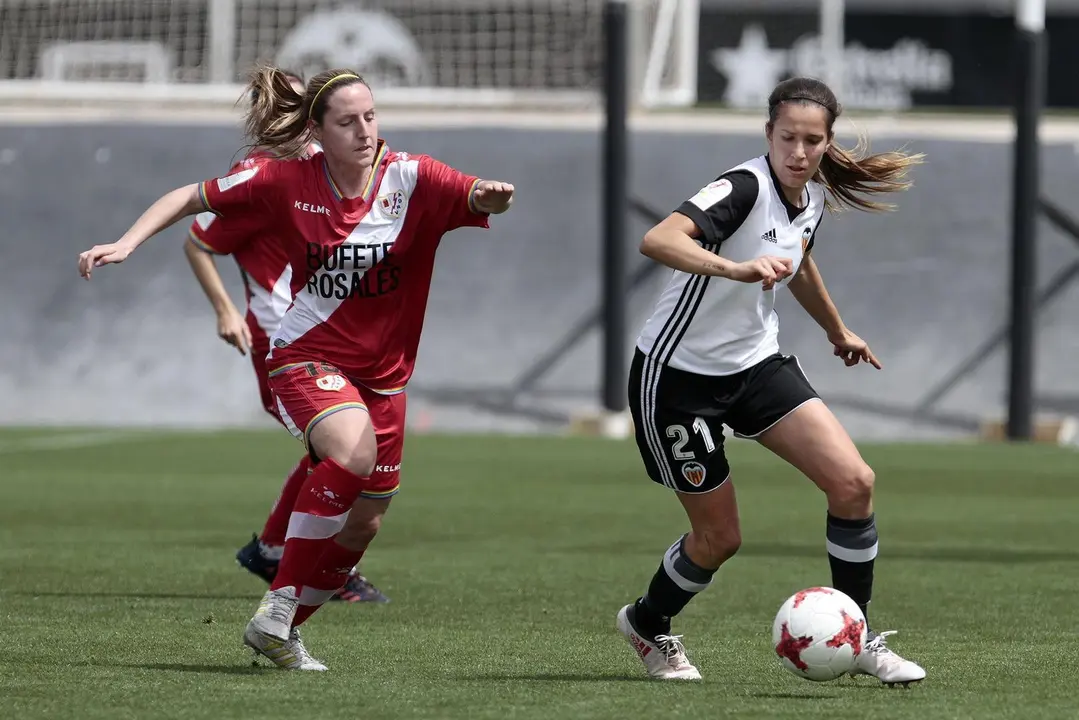 Andrea Esteban en su debut como jugadora del Valencia ante el Rayo Vallecano | Foto: Valencia CF, Juan Catal&aacute;n