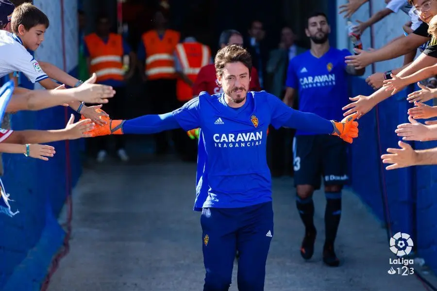 Cristian &Aacute;lvarez saluda a la afici&oacute;n en La Romareda | Foto: LFP