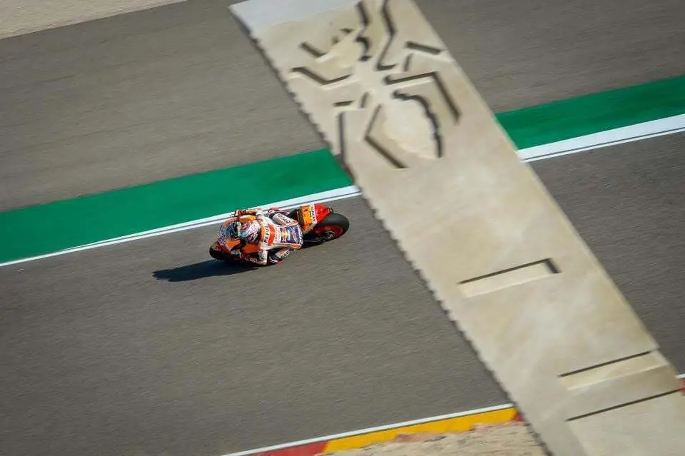 Marc M&aacute;rquez pasando por la curva reci&eacute;n bautizada con su nombre | Foto: ASMedia