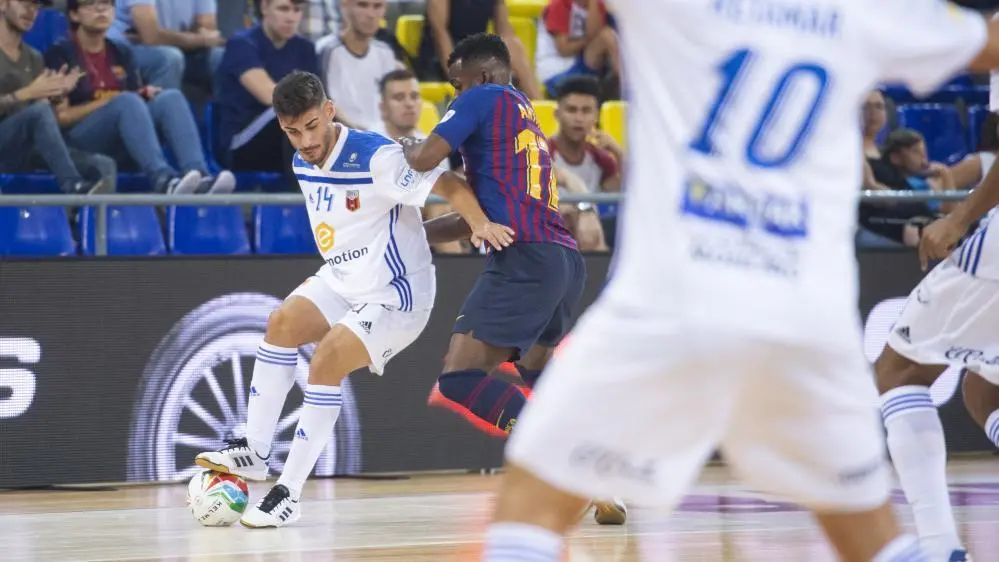 Esteban Cejudo protege un bal&oacute;n ante la presencia de Arthur. Foto: FC Barcelona