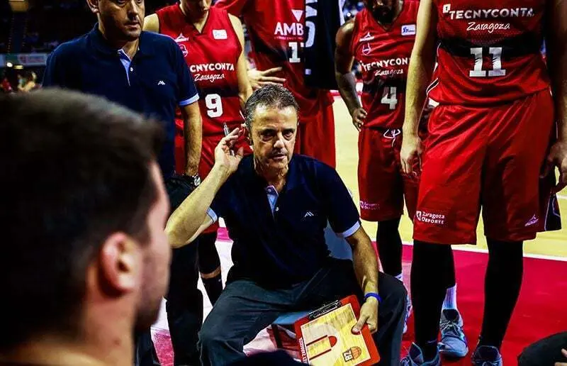Porfirio Fisac da instrucciones a los suyos  en un tiempo muerto. Foto: Basket Zaraagoza