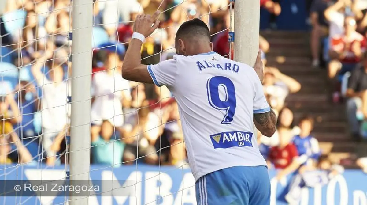 &Aacute;lvaro V&aacute;zquez se lamenta de una ocasi&oacute;n fallada ante el Lugo. | Foto: Tino Gil, Real Zaragoza