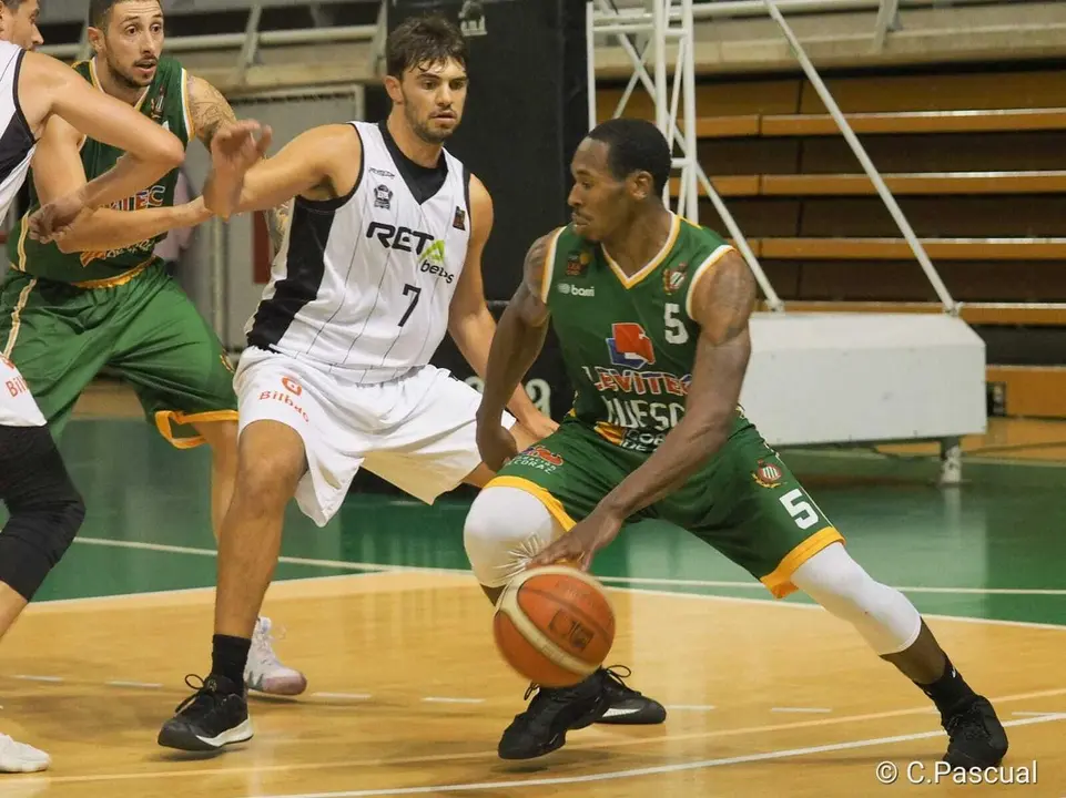 Johnson defiende la bola ante Rigo, que se llev&oacute; las iras del p&uacute;blico, por una mala acci&oacute;n defensiva extremadamente dura contra Dani Garc&iacute;a con el que se disculp&oacute;. Foto: C.Pascual