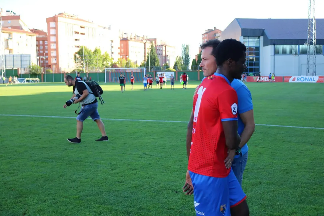 Dani Aso y Bikoro abrazados tras el &uacute;ltimo partido del Teruel como local ante el Lleida | Foto: Juan Corellano