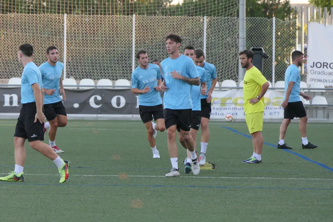 La plantilla del Ejea en una sesi&oacute;n de entrenamiento. | Foto: SD Ejea