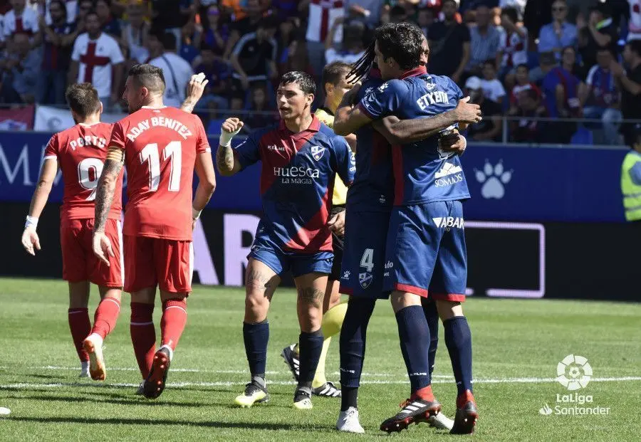 Los jugadores del Huesca se abrazan tras la se&ntilde;alizaci&oacute;n de la pena m&aacute;xima | Foto: LFP
