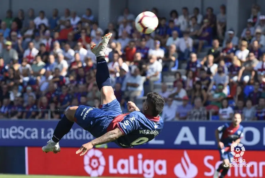 Intento de chilena de 'Cucho' ante el Girona | Foto: LFP