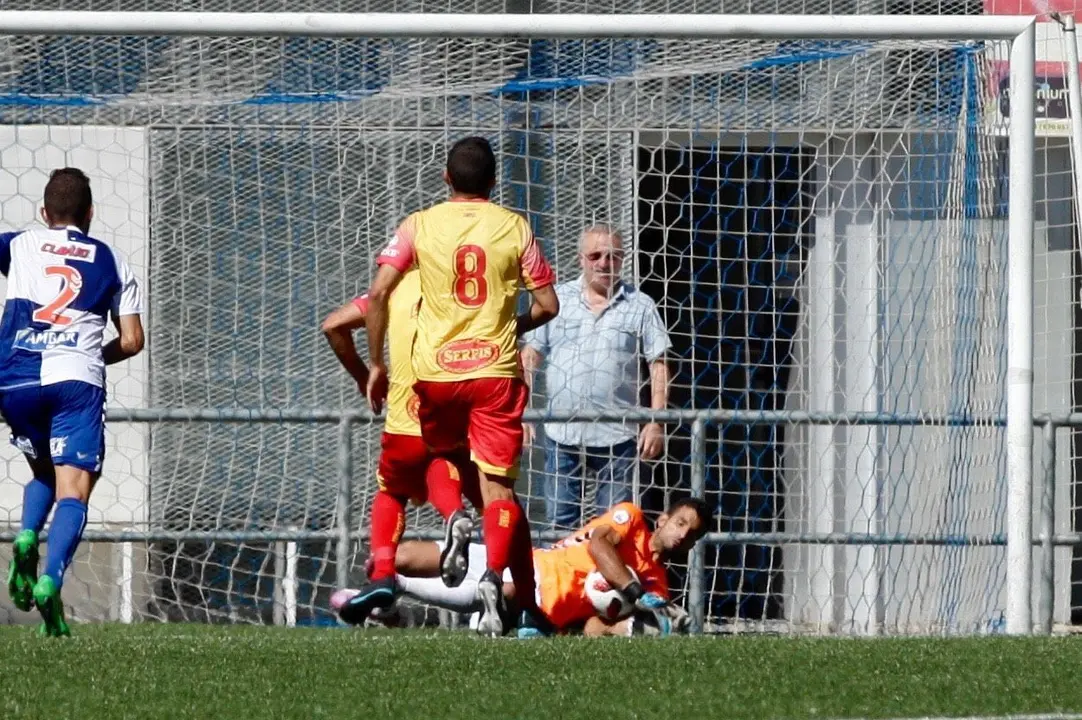Salva detiene un penalti y permite al Ebro sumar un punto m&aacute;s. | Foto: CD Ebro