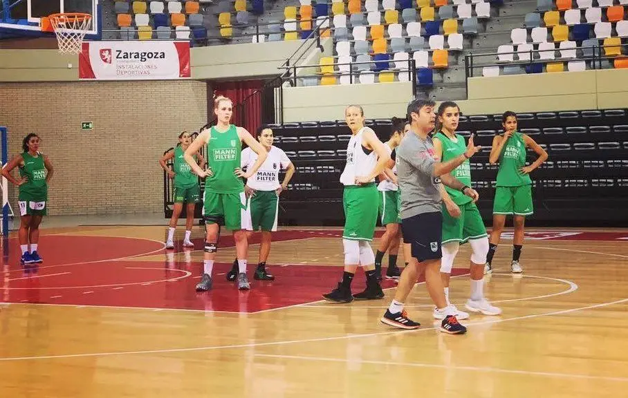 Fabi&aacute;n T&eacute;llez da indicaciones en un entrenamiento. Foto: Mann Filter Casablanca