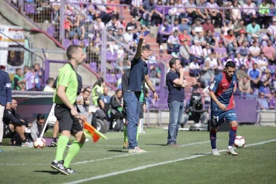 Leo Franco dirigiendo a su equipo ante el Real Valladolid | Foto: SD Huesca