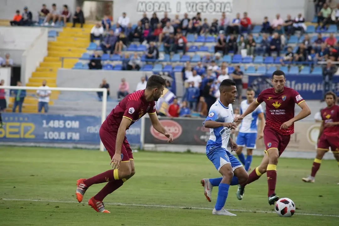 Jugadores del Cd Teruel y el CD Alcoyano durante el partido / Foto: Aldemar/El Nostre Ciutat