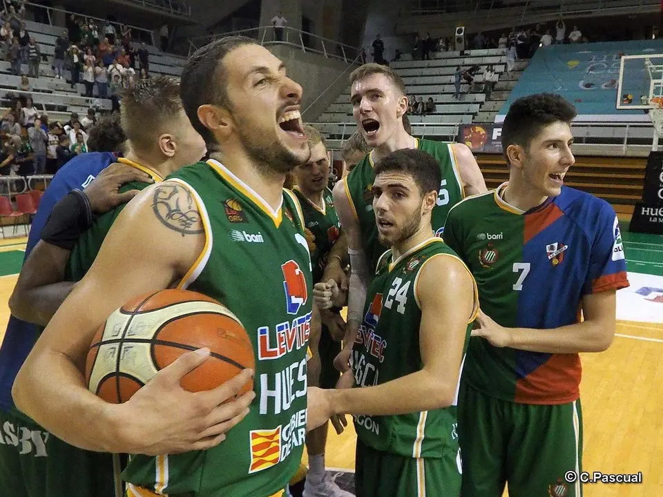 Los jugadores celebran en el centro del campo la victoria ante el Betis | Foto: C.Pascual