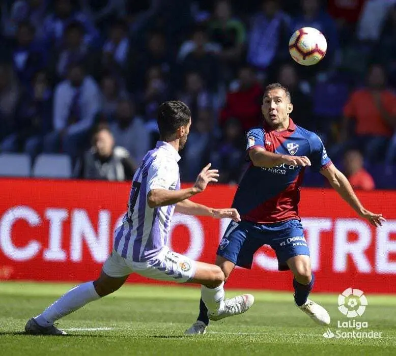 Ferreiro pelea un esf&eacute;rico en el partido ante el Real Valladolid | Foto: LFP