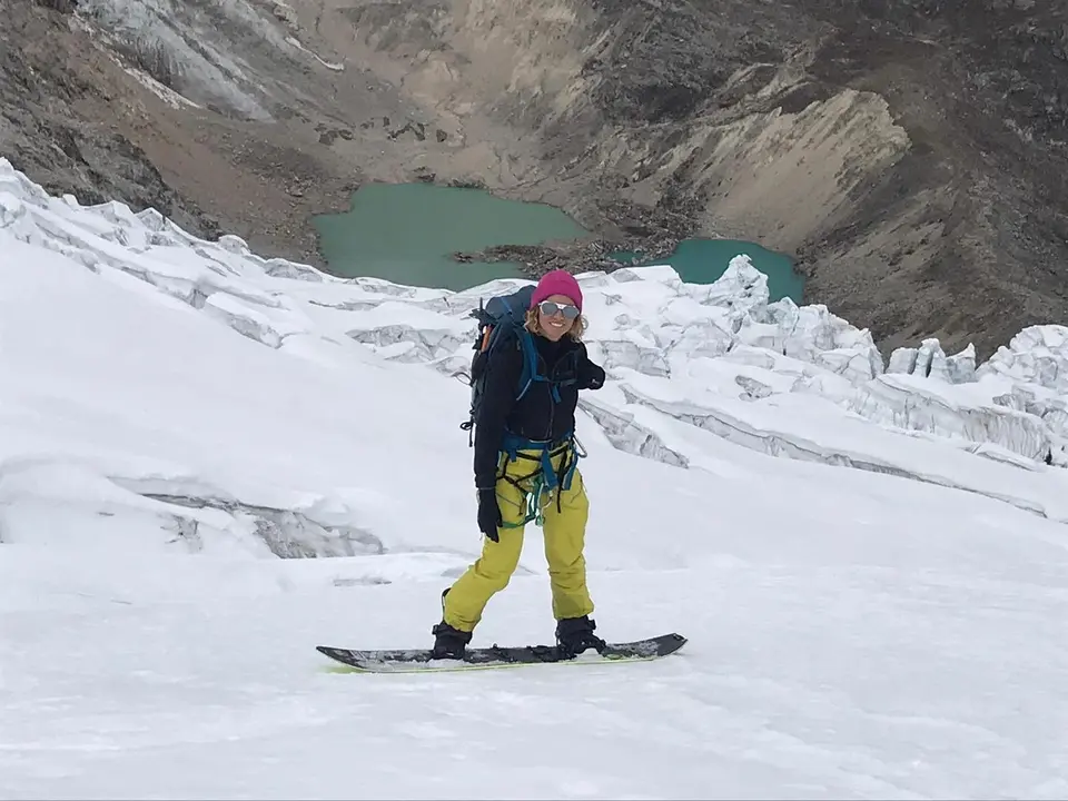 Ana Salvador, siempre con una sonrisa, ha evolucionado en su snow y ahora busca fundir los descensos sobre la tabla con la escalada. Foto: Ana Salvador 