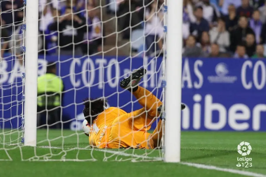 Cristian Alvarez se estira para atrapar un bal&oacute;n. Foto | LaLiga