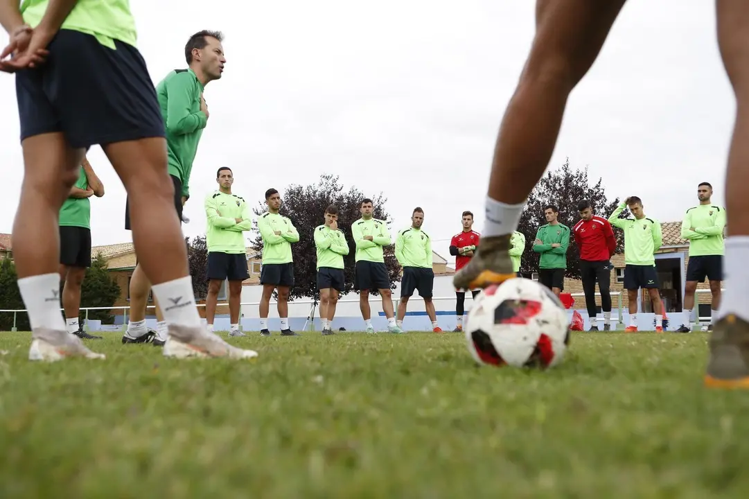 Dani Aso da instrucciones a los jugadores del Teruel durante un entrenamiento | Foto: CD Teruel