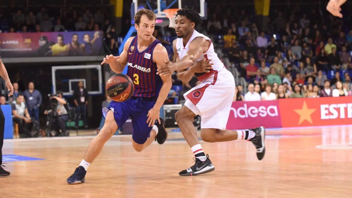 Stan Okoye persigue a Kevin Pangos. Foto: FC Barcelona