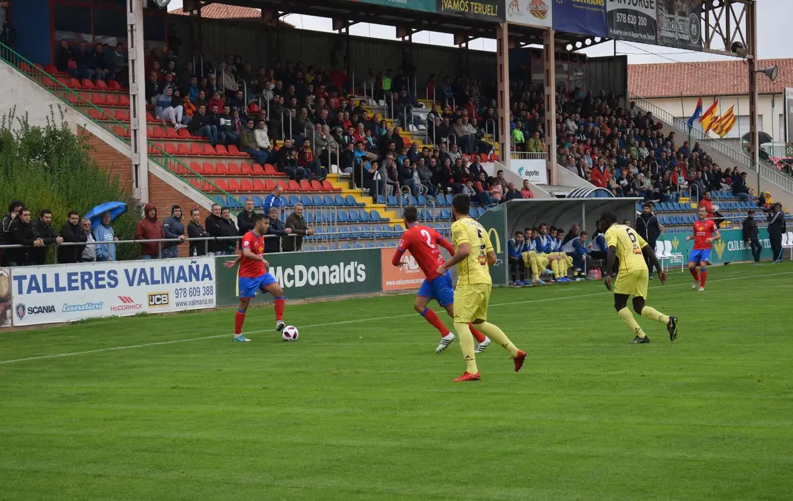 Jugadores del CD Teruel y el SD Ejea durante el partido de la primera vuelta. Foto: Isabel Traver