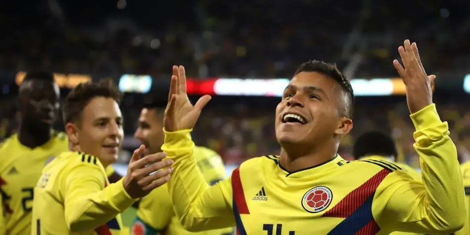 &iexcl;Cucho' Hernand&eacute;z dando gracias por el fant&aacute;stico debut, tras anotar uno de sus 2 goles. |Foto: Miguel Angel Bautista Safar