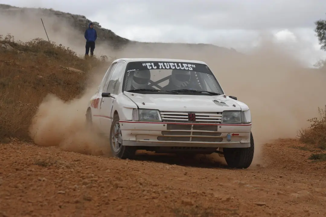 Huerta, uno de los pilotos favoritos para ganar en Borja, gestiona una curva en un tramo de tierra. Foto: Fada