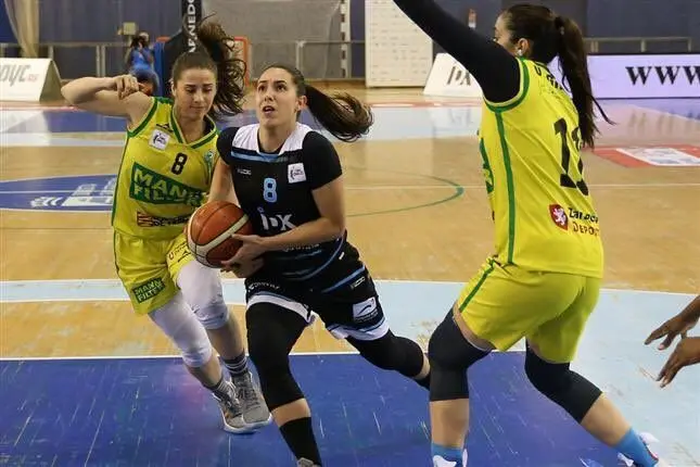 Irene Lahuerta y Vega Gimeno tratan de parar a Gonz&aacute;lez. Foto: Mann Filter Casablanca