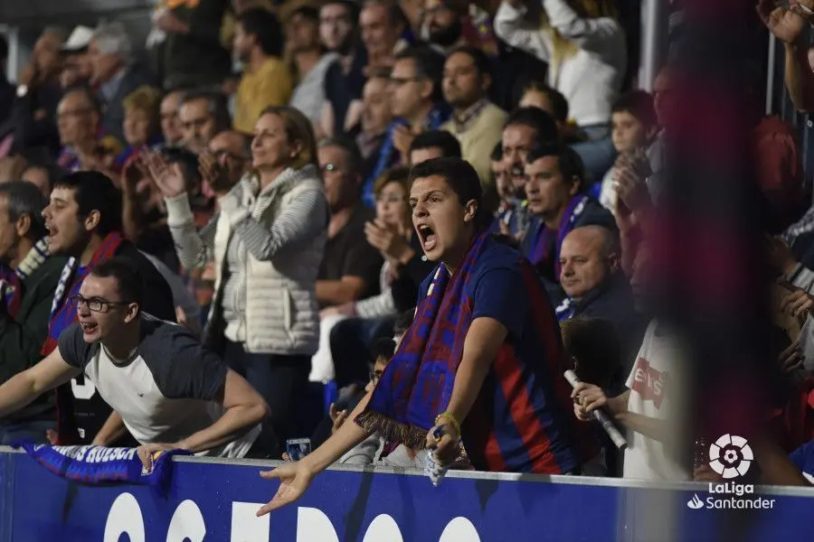 La afici&oacute;n de la SD Huesca jugar&aacute; un papel importante desde las horas previas al partido | Foto: LFP