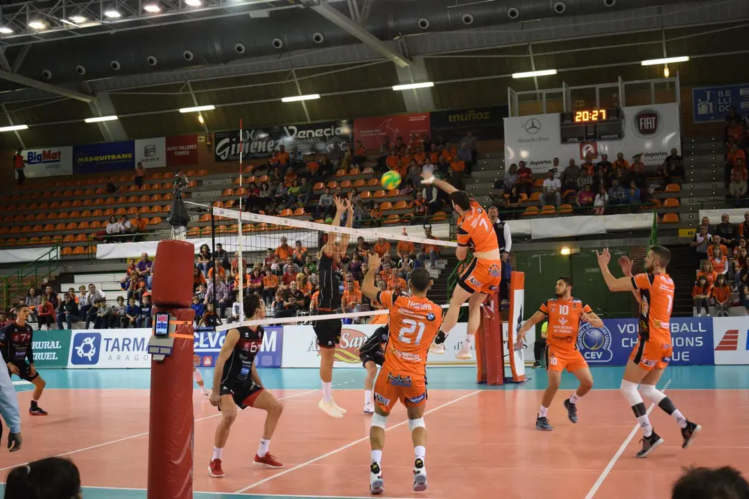 El CV Teruel juega contra Chaumont VB en Los Planos para la segunda clasificatoria de la Champions | Foto: Isabel Traver 
