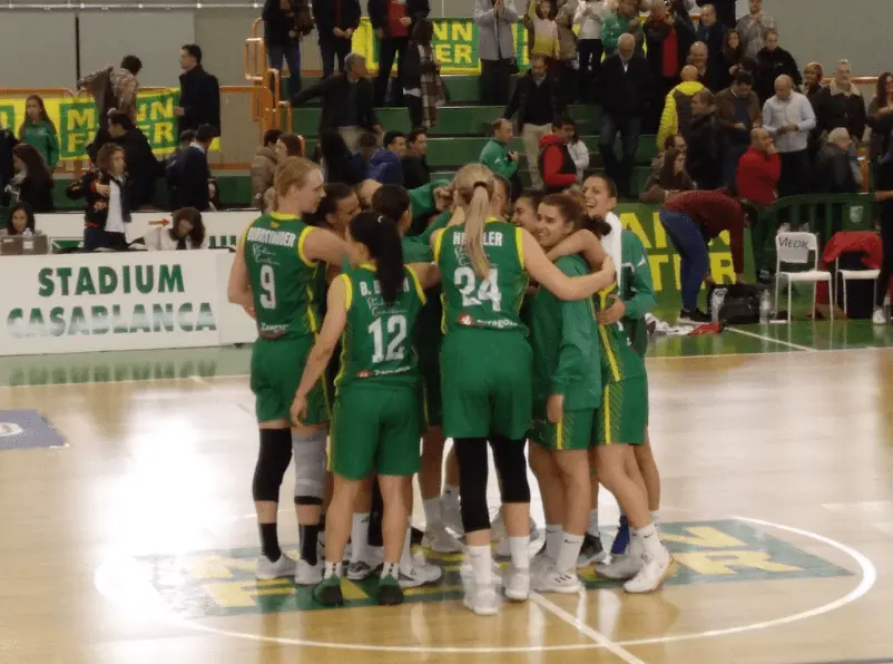 Las jugadoras hacen corro para celebrar el triunfo