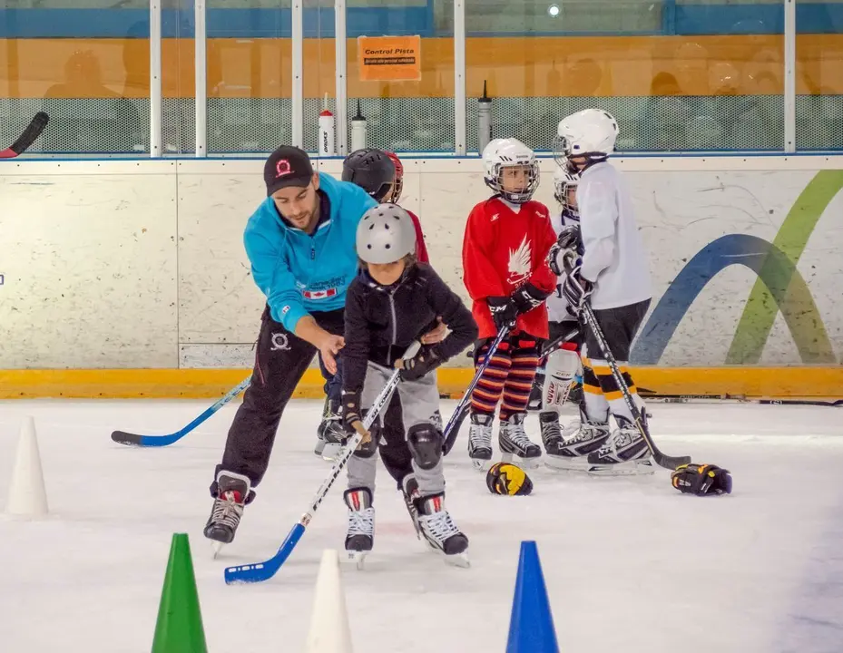 Foto de un entrenamiento de hockey para los m&aacute;s peque&ntilde;os | Foto: Club Hielo Jaca