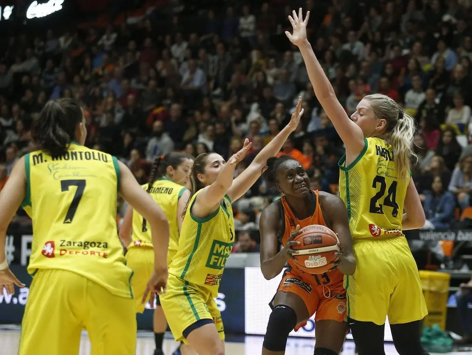 Las zaragozanas defienden la entrada de la rival. | Foto: Valencia Basket