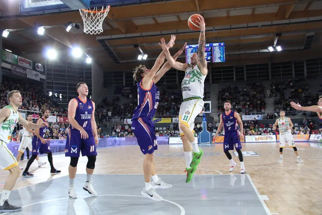 Stojan Gjuroski entra a canasta. Foto: @CBPHuesca