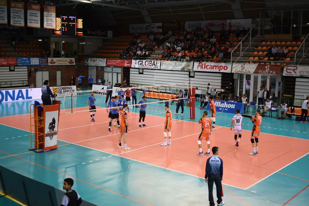 Jugadores del Club Voleibol Teruuel y del Intasa San Sadurni&ntilde;o durante el partido de la IV Jornada de Superliga| Foto: Isabel Traver