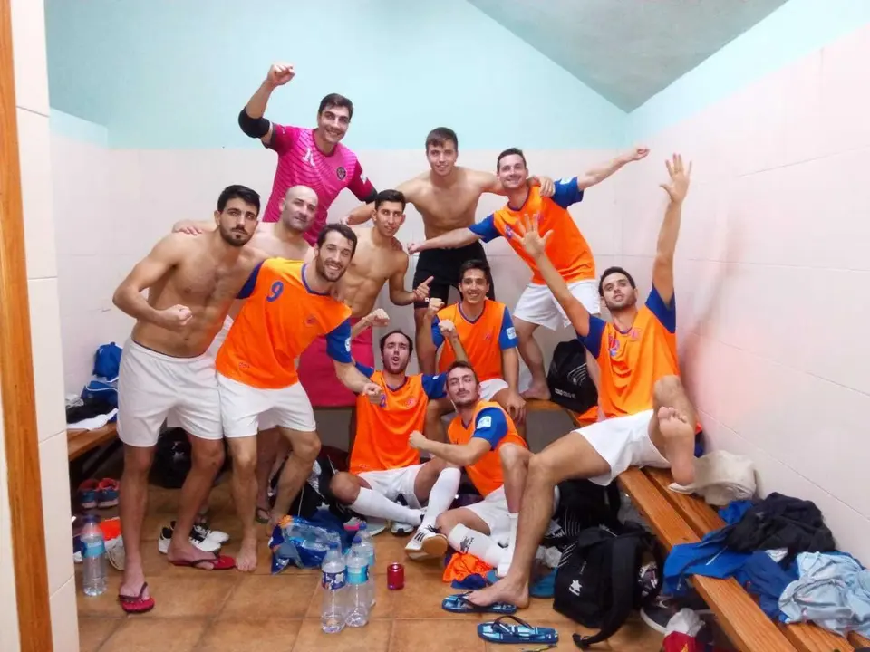 Los jugadores del Colo Colo celebran la victoria en el vestuario. Foto: Yeray Cort&eacute;s