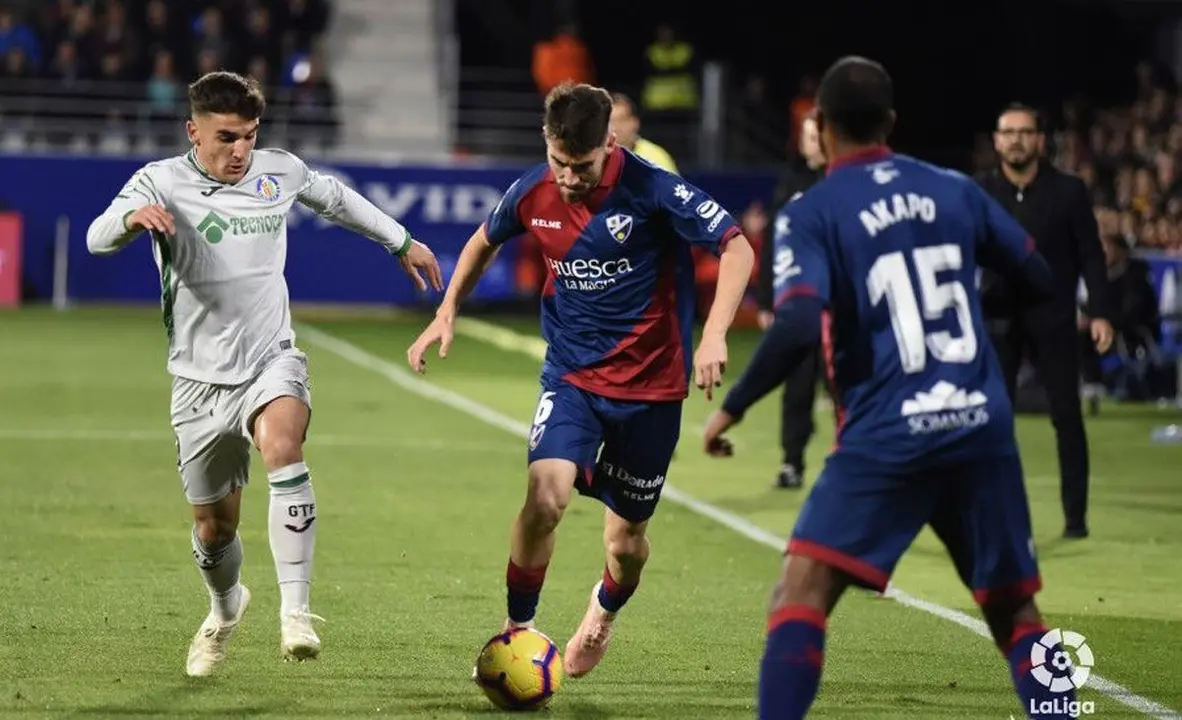 Moi conduce la pelota por la banda de Akapo | Foto: LaLiga Santander
