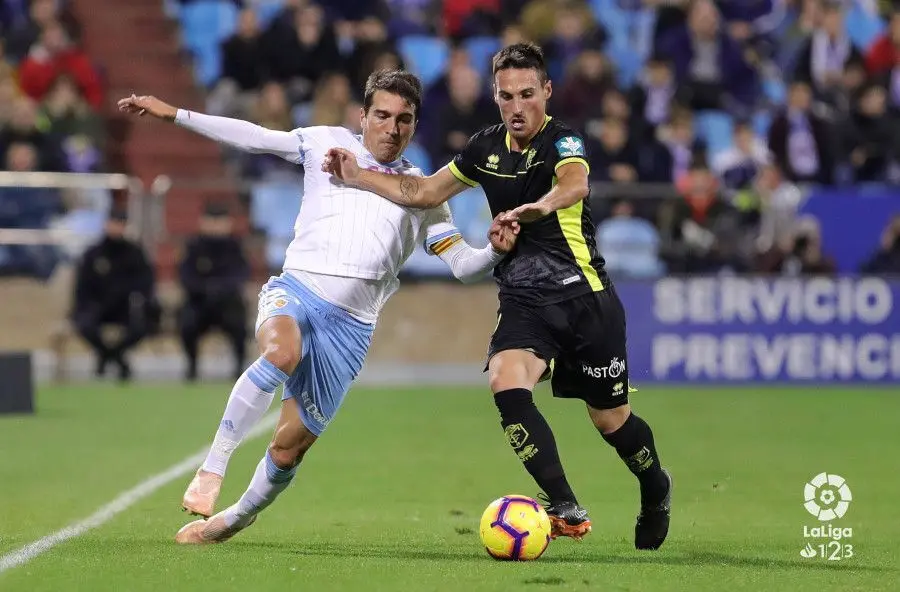 Zapater pugna por un bal&oacute;n. Foto: LaLiga 123