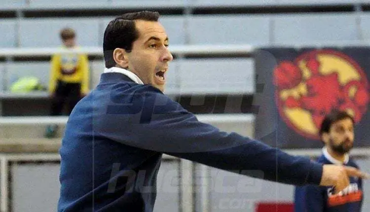 Guillermo Arenas, dirigiendo un partido en el Palacio. Foto: C. Pascual