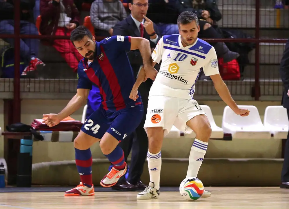 Carlos Retamar controla un bal&oacute;n. Foto: Levante UD