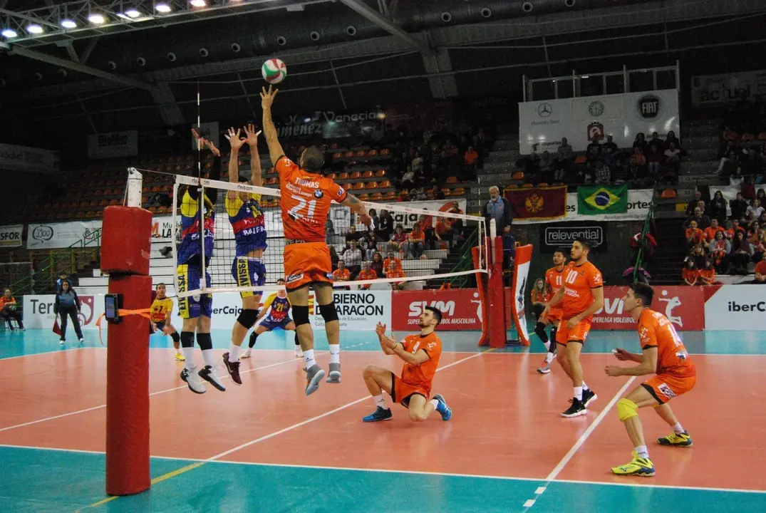 Jugadores del Club Voleibol Teruel y del Ushua&iuml;a Ibiza Voley en un partido de la pasada temporada de Superliga/ Foto: CVTeruel