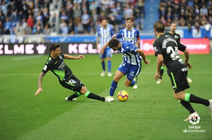 Musto intenta robar un bal&oacute;n en el partido ante el Alav&eacute;s | Foto: LFP