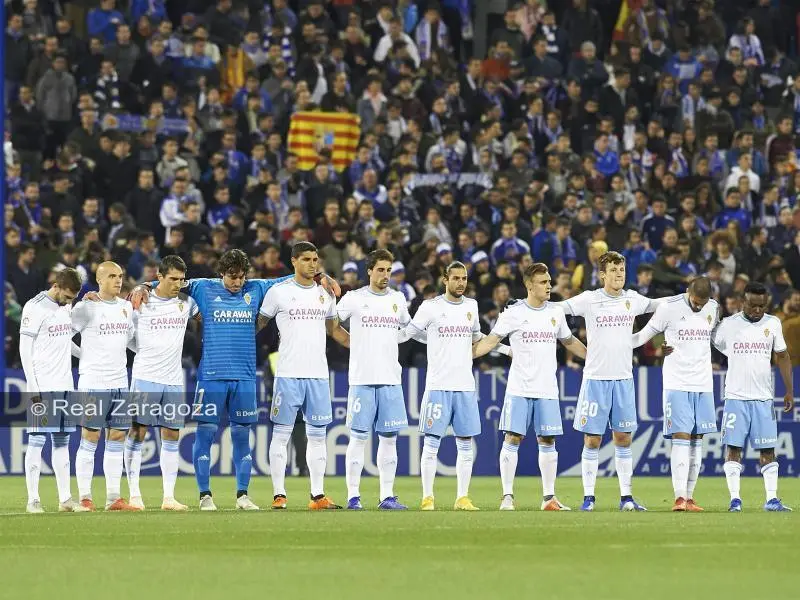 Los jugadores del Real Zaragoza en el centro del campo ante su afici&oacute;n. | Foto: Real Zaragoza
