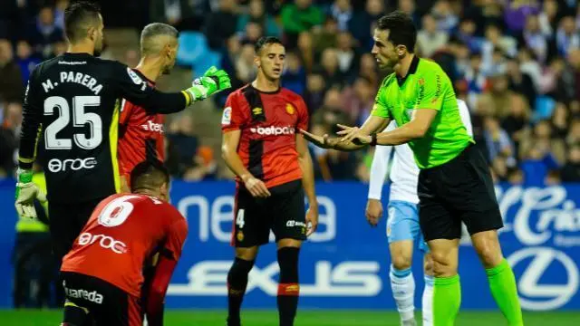 El &aacute;rbitro fue protagonista del partido con algunas decisiones muy protestadas. Foto: LaLiga 1/2/3