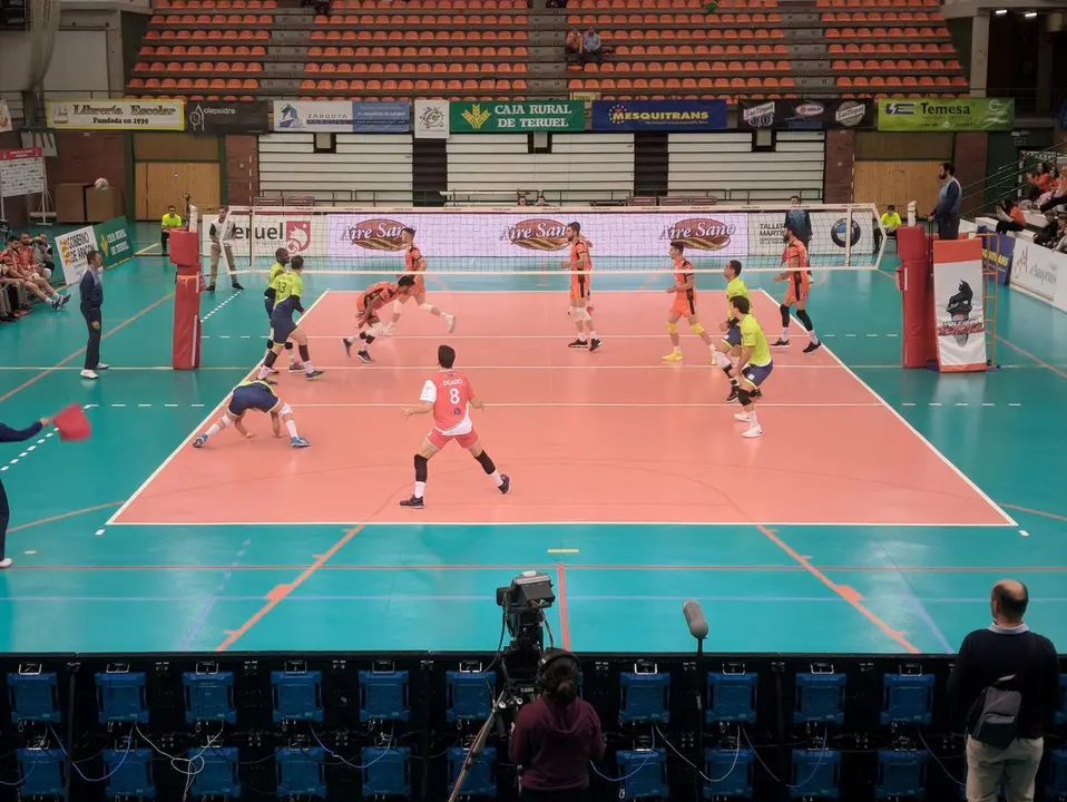 Jugadores del Club Voleibol Teruel y de la Textil Santanderina durante el partido de la VI Jornada de Superliga| Foto: Isabel Traver