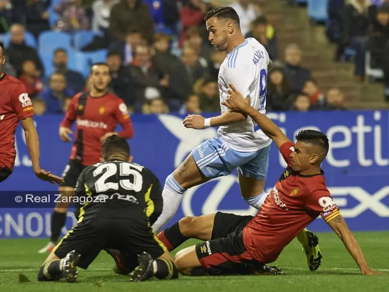 V&aacute;zquez pelea un bal&oacute;n ante el Mallorca. | Foto: Real Zaragoza