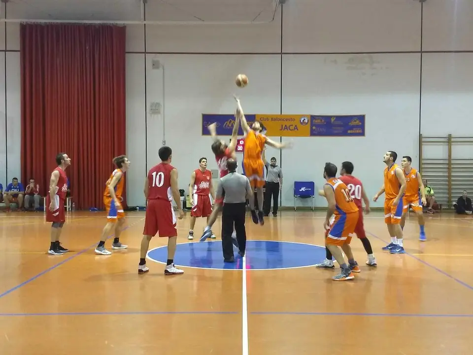 Salto inicial entre el CB Jaca y el Madison-Sainz. | Foto: CB Jaca