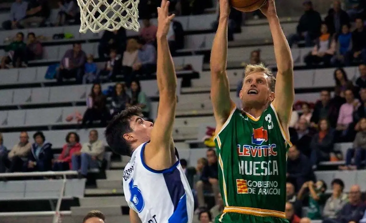 Tyler Haws entrando a canasta en un partido en Huesca | Foto: C.Pascual