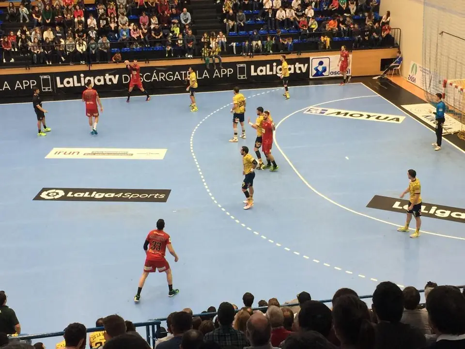 Jugada de archivo de un ataque del Bada Huesca en el partido contra Bidasoa. Foto: BM Huesca