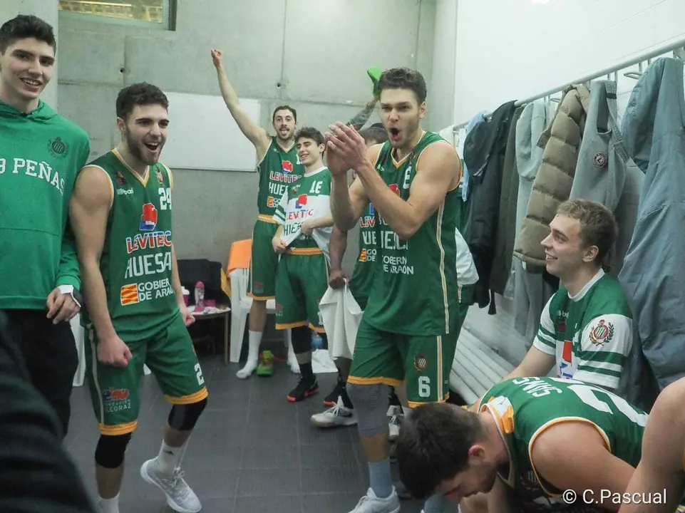 Jugadores del Levitec Huesca celebran el triunfo ante Granada en el vestuario | Foto: C.Pascual 
