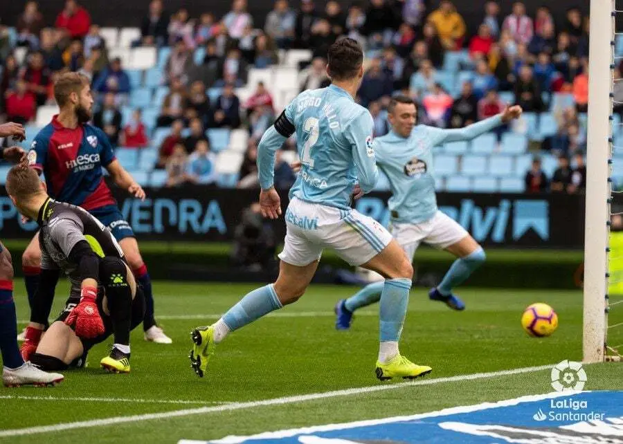 Iago Aspas empuja el bal&oacute;n para adelantar al Celta en el marcador contra el Huesca. Foto: LaLiga Santander